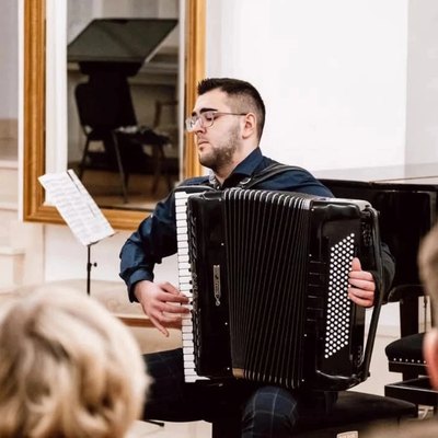 Hasan Muratovi&cacute; am Akkordeon