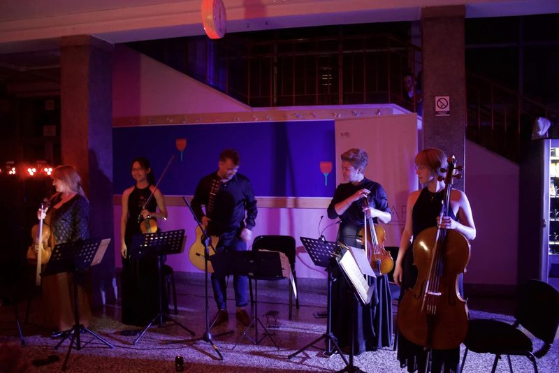 An ensemble on a stage lit in violet in Vareš